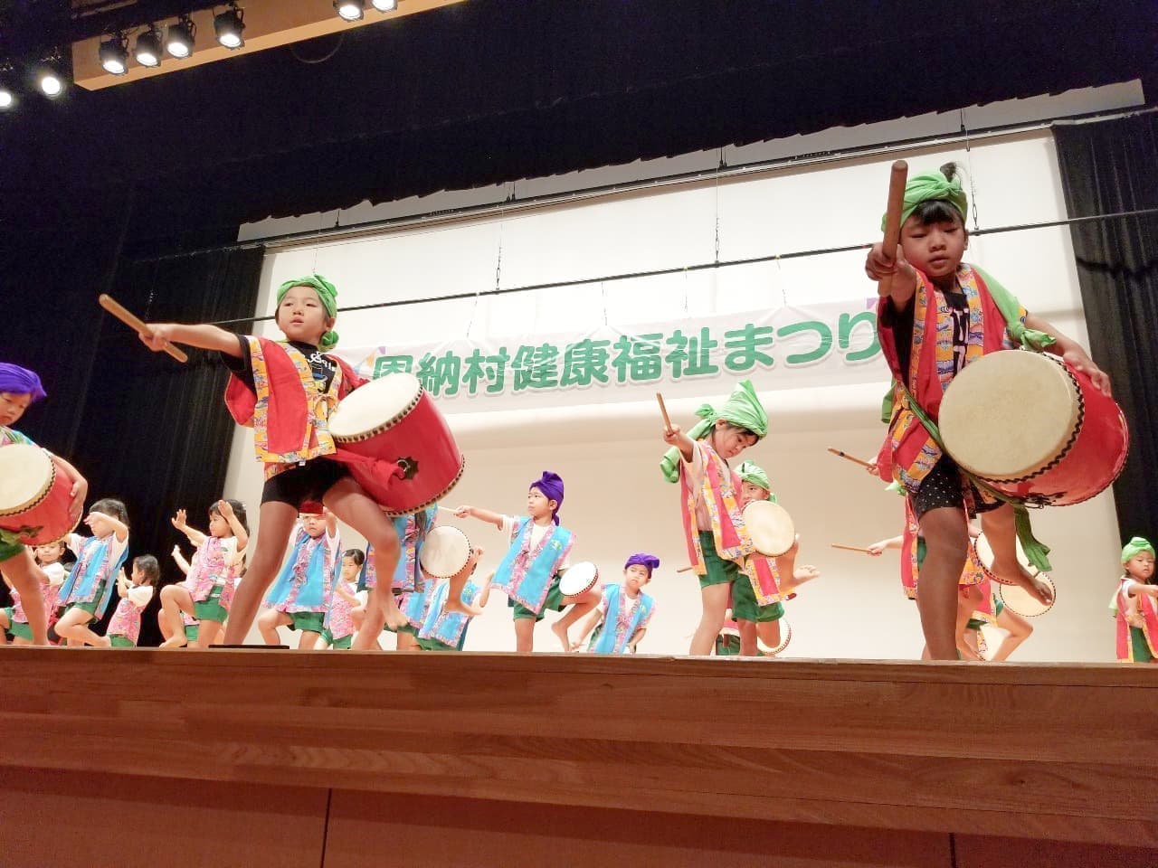 伝統行事エイサーをする子ども達