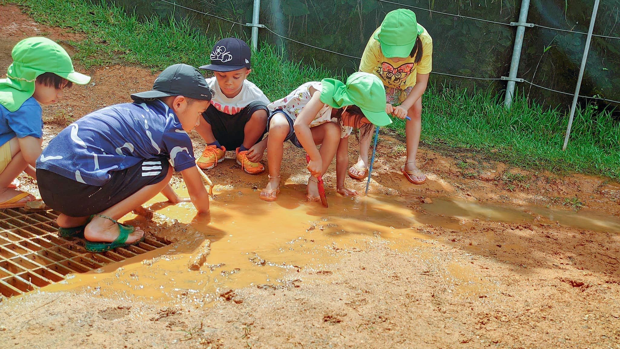 泥遊びをする子ども達