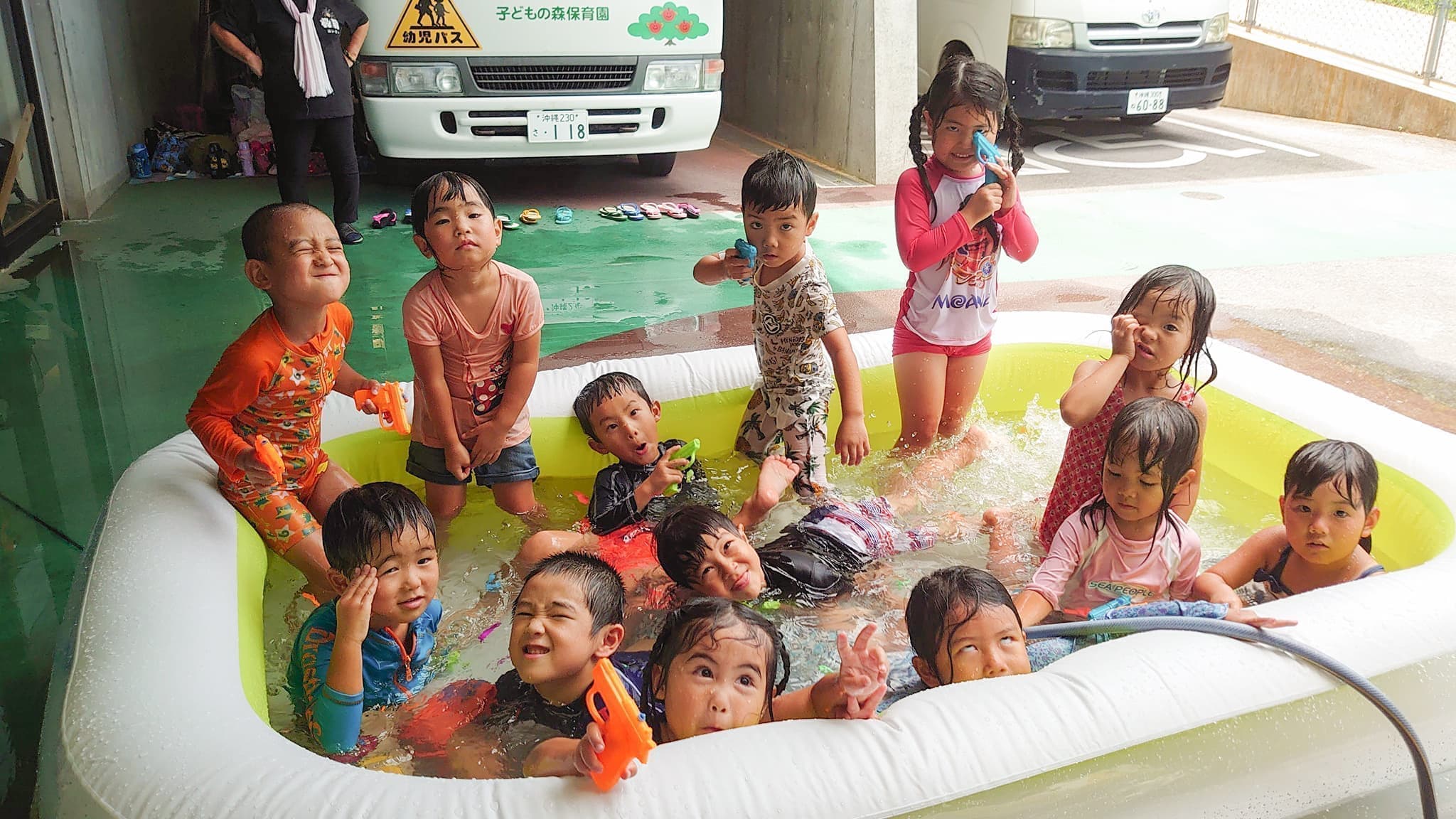 プールで遊ぶ子ども達