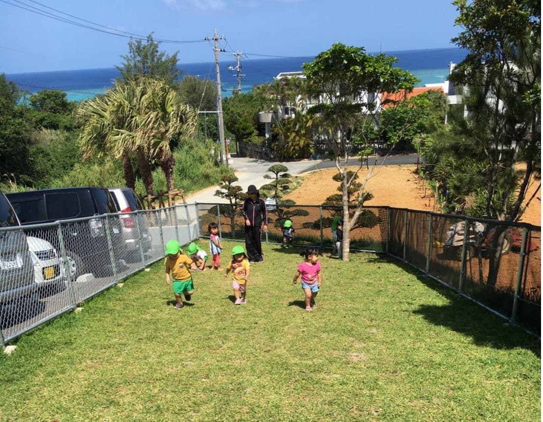 園庭で遊ぶ子ども達