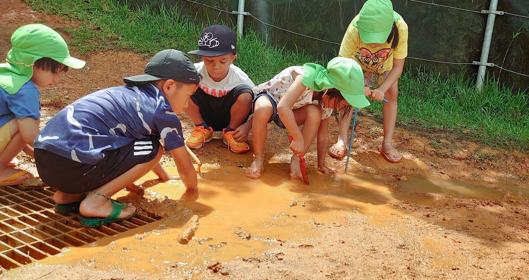 泥んこ遊びをする子ども達