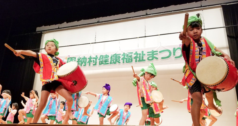 郷土文化エイサーをする子ども達