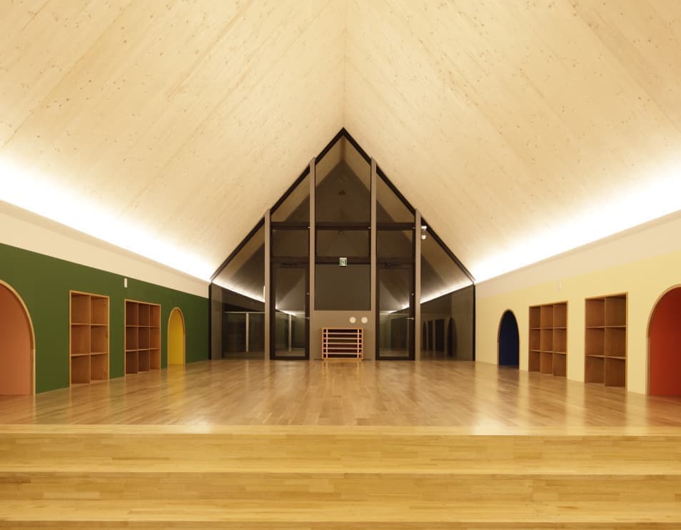 保育室の天井は一面天然の杉